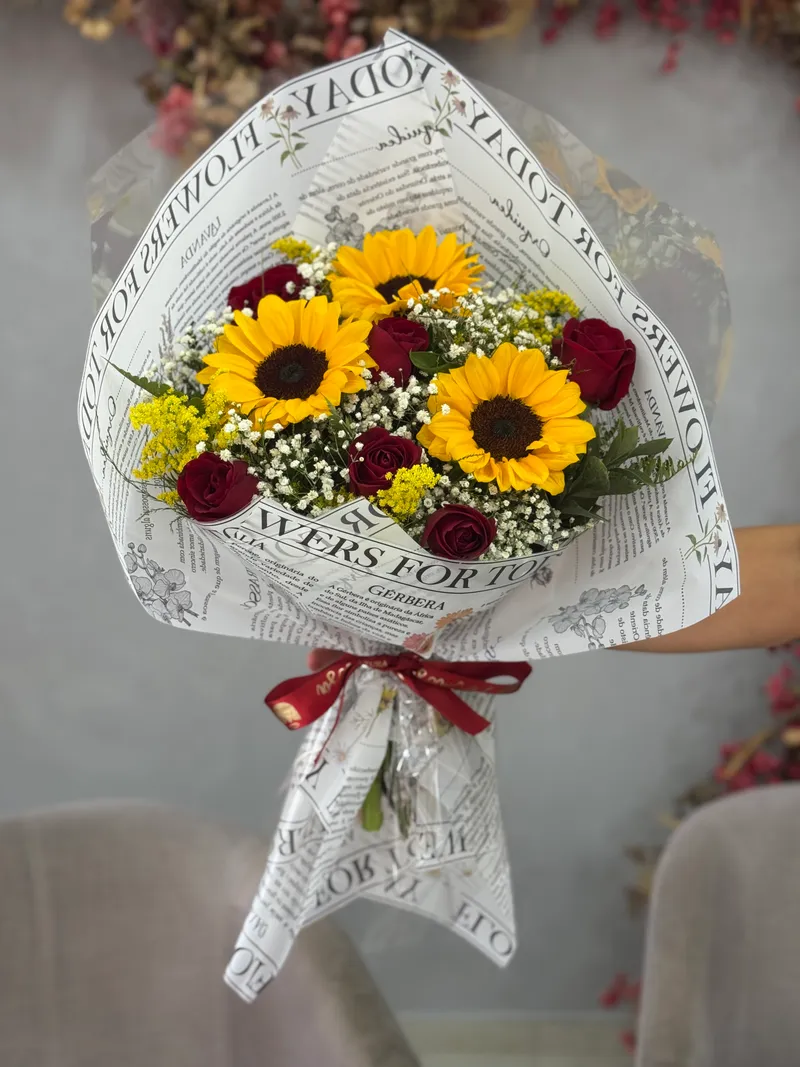 Buquê de Rosas Com Girassol 